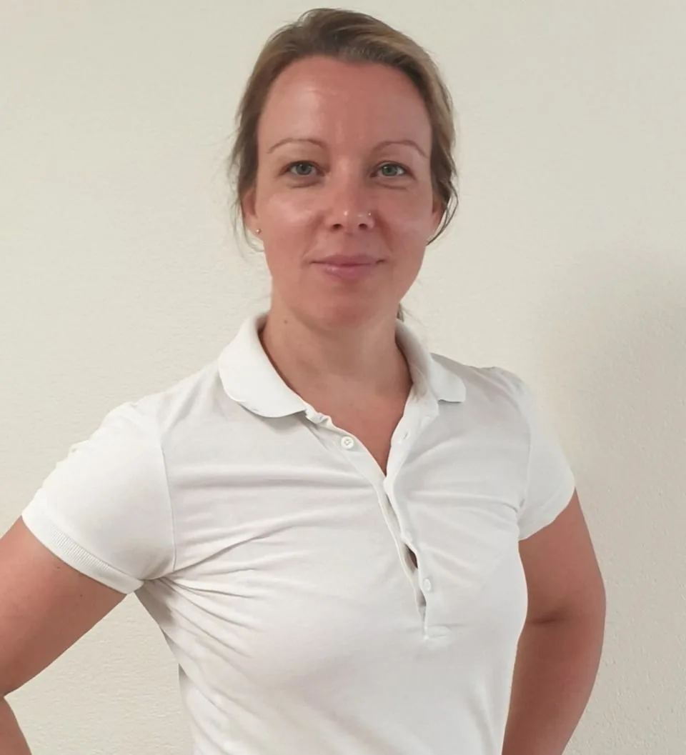 Sabrina Kallenbach, medizinische Masseurin, im weissen Poloshirt